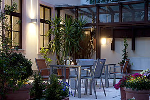 Entspannen Sie in unserem Innenhof - Hotel Lucia Wien